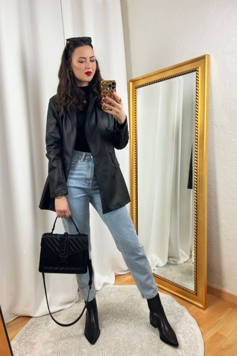 Light Mom Jeans Outfit, Jeans And Blazer Outfit Classy, Light Mom Jeans, Jeans And Blazer Outfit, Black Leather Blazer Outfit, Womens Leather Jacket Outfit, Jeans Blazer Outfit, Black Leather Jacket Outfit, Outfit Elegantes