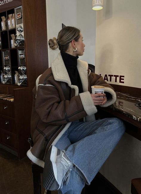 Sherpa Jacket Outfit, New York Winter Outfit, Looks Adidas, 00s Mode, Stile Blair Waldorf, Adrette Outfits, Ny Outfits, Pullovers Outfit, Skandinavian Fashion