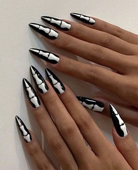 40  Spooky Halloween Nail Designs for 2024 - Boss Babe Chronicles Black And White Nail, Black And White Nail Designs, Black Halloween Nails, Horror Nails, Nail Art Halloween, Halloween Nails Easy, Halloween Press On Nails, Cute Halloween Nails, Nail Art Gel