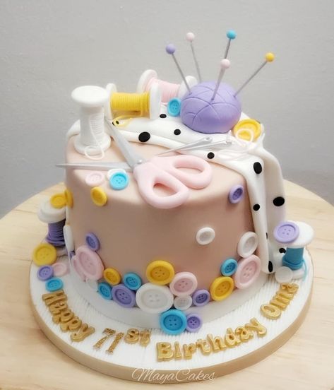 Sewing Themed Birthday Cakes, Sewing Cake Design, Sewing Cake Ideas, Tailor Cake Ideas, Sewing Theme Cake, Birthday Cake Wine, Quilt Cake, Sewing Machine Cake, Sewing Cake