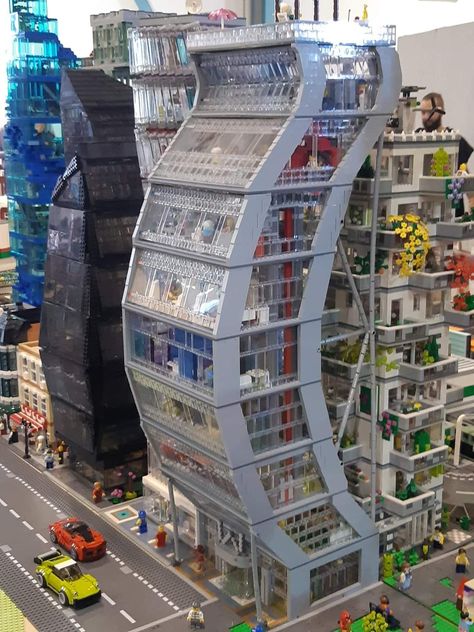 Lego Cities Layout, Crazy Lego Builds, Lego City Ideas Buildings, Lego City Layout, Lego City Display, Lego Architecture Building, Big Lego Sets, Easy Lego Creations, Big Lego