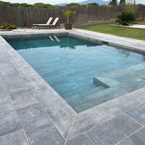 Skimmer Pool Design, Stone Pool Deck, Swimming Pool Steps, Skimmer Pool, Design Per Patio, Pool Pavers, Stone Pool, Sun Deck, Pools Backyard Inground