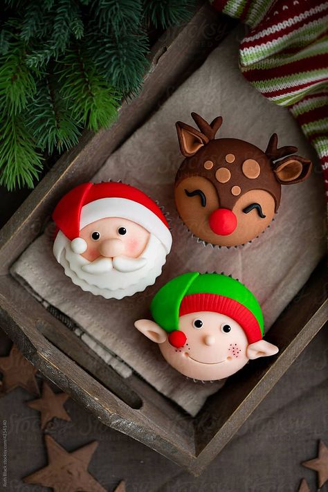 Modern Christmas Cake, Christmas Cupcake Designs, Thanksgiving Cupcake Ideas, Sweater Cupcakes, Cupcakes For Thanksgiving, Muffins Decoration, Christmas Cupcake Cake, Santa Cupcakes, Mini Christmas Cakes