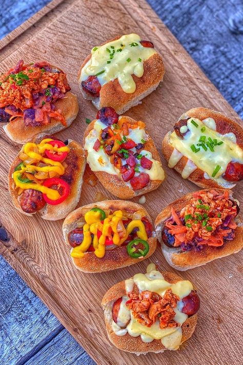 Hot Dogs Recipes Gourmet, Gourmet Hot Dog Bar Party Ideas, Weenies And Tinis Party Food, Hot Dog Stand Ideas Food Truck, Mini Hotdogs Appetizer, Hot Dog Bento, Mini Hot Dog Buns, Hot Dog Party Ideas, Hot Dog Party Food