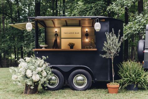 Once a horse trailer, it now serves you cocktails! Foodtrucks Ideas, Mobile Bar Cart, Prosecco Van, Coffee Food Truck, Mobile Cocktail Bar, Bar On Wheels, Mobile Coffee Shop, Coffee Trailer, Coffee Van