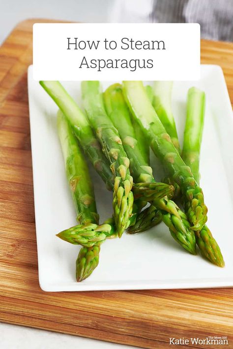 How to Steam Asparagus / Get perfect, bright green, tender asparagus in a matter of minutes! How To Steam Asparagus, Cooked Asparagus, Tender Asparagus, Steamed Asparagus, How To Cook Asparagus, Food Favorites, Prep Recipes, Simply Recipes, Eat Clean