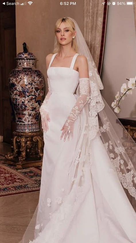 Nicole Peltz Wedding Dress, Nicole Peltz Wedding, Hair Down Wedding Dress, Classic Bridal Dress, Nicola Peltz Wedding, Nicola Beckham, Nicola Anne Peltz, Beckham Wedding, Wedding Dress With Gloves