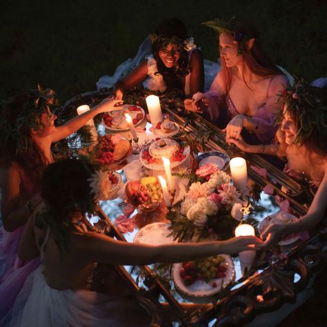 Flower Crown_JulieFloro_SusannCokal-2 Midsommar Food, Midsummer Night's Dream, Summer Magic, Candles And Flowers, Midsommar Crown, Witchy Party, Flower Crown Picnic, Midsommar Nights Dream Aesthetic, May Queen Crown Midsommar