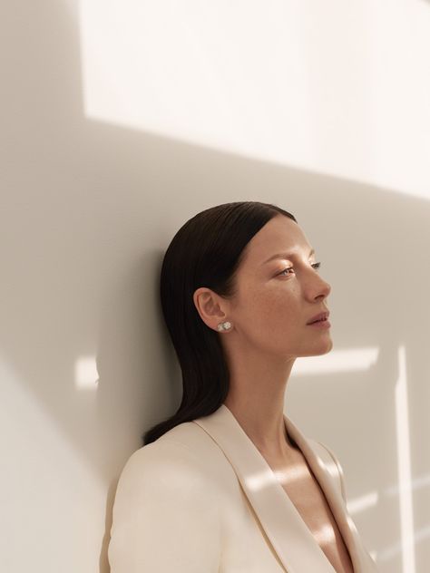 ‘Outlander’ Star Caitriona Balfe Goes Minimal for InStyle Magazine | Fashion Gone Rogue Branding Photoshoot Inspiration, 사진 촬영 포즈, Photographie Inspo, Instyle Magazine, Business Portrait, Foto Poses, Foto Vintage, Caitriona Balfe, Trik Fotografi