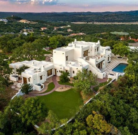 George Strait’s House is for sale in San Antonio, Texas. ♥️ George Strait House, George Strait Family, Hacienda Style Homes, Hacienda Style, George Strait, King George, Country Singers, Ranch House, San Antonio