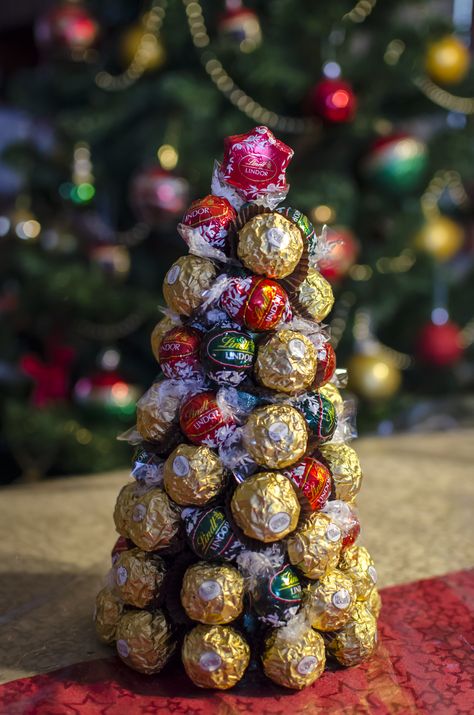 Christmas Chocolate Gift Ideas, Lindt Chocolate Gift Ideas, Ferrero Rocher Gift Ideas, Christmas Chocolate Gifts, Chocolate Christmas Gift, Chocolate Christmas Tree, Chocolate Christmas Gifts, Styrofoam Art, Chocolate Bouquet Diy