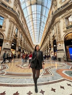 Milan Outfit Inspiration, Outfit Ideas Milan, Milan Duomo Photo Ideas, Milan Night Outfit, Milan Italy Fashion Winter, Milan Poses Photo Ideas, Milan Autumn Outfit, Milan October Outfit, Milan Duomo Pictures