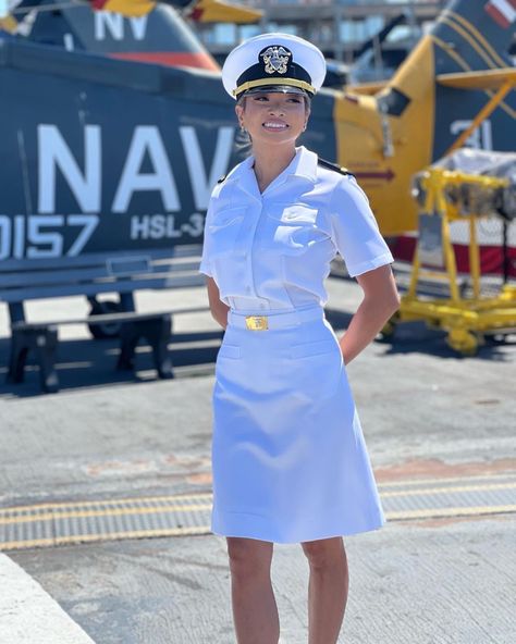 Marine Outfit Women, Us Navy Uniform Women, Marine Uniform Female, Female Navy Officer, Us Navy Women, Uk Navy, Women In Uniforms Military, Military Dress Uniform, Marine Outfit