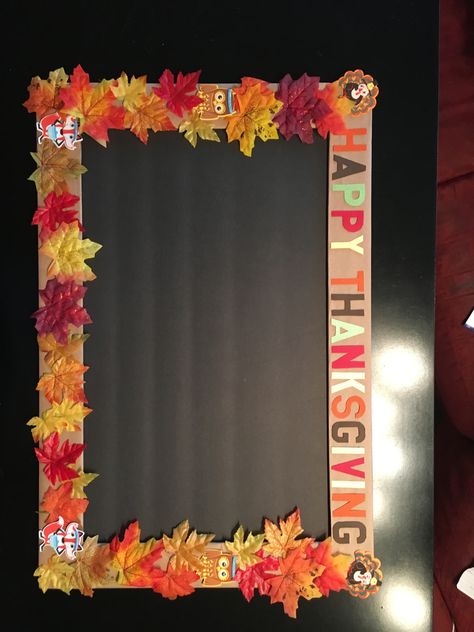 Thanksgiving Selfie Frame Thanksgiving Decorations For Pictures, Thanksgiving Frame Craft, Thanksgiving Class Decorations, Thanksgiving Art Decorations, Diy Thanksgiving Backdrop Ideas, Thanksgiving Photo Booth Ideas, Fall Background Photoshoot, Picture Booths Ideas, Thanksgiving Office Ideas