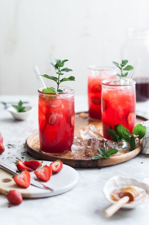 Hibiscus Iced Tea, Keto Cocktails, Peach Ice Tea, Iced Tea Recipes, Strawberry Mint, Summer Tea, Hibiscus Tea, Ginger Ale, Detox Smoothie