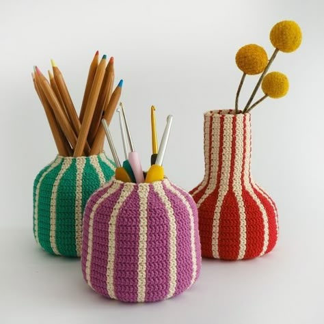 Fiber Art Crochet, Crochet Interior Decor, Crochet Patterns Decor, Crochet Homeware, Crocheted Decor, Things To Make With Fabric, Vase Crochet, Modern Crochet Projects, Crochet Interior