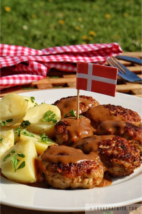 danish, meatballs, brown, sauce, gravy, recipe, frikadeller, brun sovs, how to make, denmark, food, dish, main course, delicious, tasty, scrumptious, best, traditional, authentic, inherited Danish Traditions, Danish Meatballs, Denmark Food, Danish Recipes, Danish Cuisine, Sommer Mad, Food Traditional, Norwegian Food, Scandinavian Food