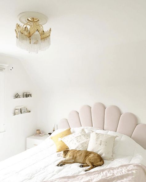 She sells seashells: A vintage stylist explains how to work the shell motif into your home and fashion looks | velvet home decor, sea shell headboard, home decor trends 2019 Shell Headboard, Bedroom Styling Ideas, Glitter Bedroom, Home Decor Bright, Headboard Inspiration, Bold Bedroom, Bedroom Styling, Relaxing Bedroom, She Sells Seashells