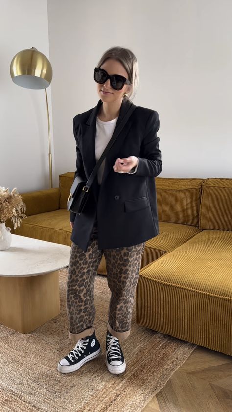 Leopard Trainers Outfit, Trendy Mum Outfit, Fall 2024 Going Out Outfits, Fall Maximalist Outfit, Styling Leopard Pants, Leopard Print Jeans Outfit Street Style, Black Pants Fall Outfit, Cheetah Print Jeans Outfit, Animal Print Sweater Outfit