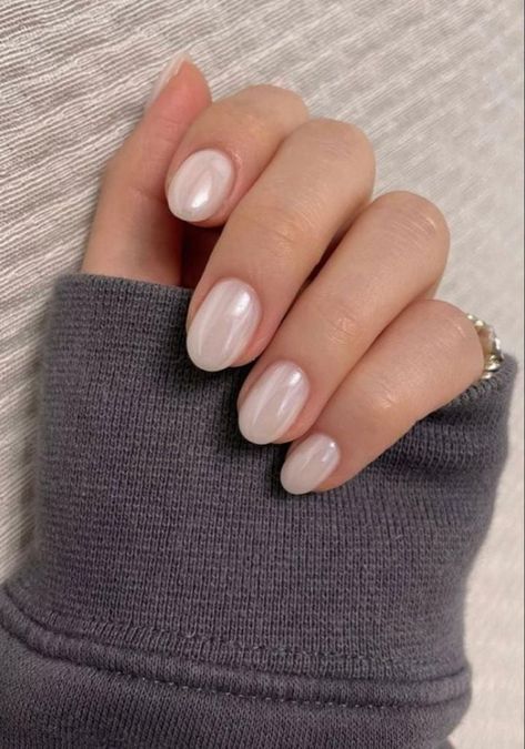 Gel Nails Without Extension, Grad Picture Nails, Short Oval Chrome Nails, Short Winter Nails Ideas, Timeless Nails Classy, Wide Nails Bed Shape, Wide Nail Bed Shape, Ideas Para Uñas Cortas, Simple Gel X Nails