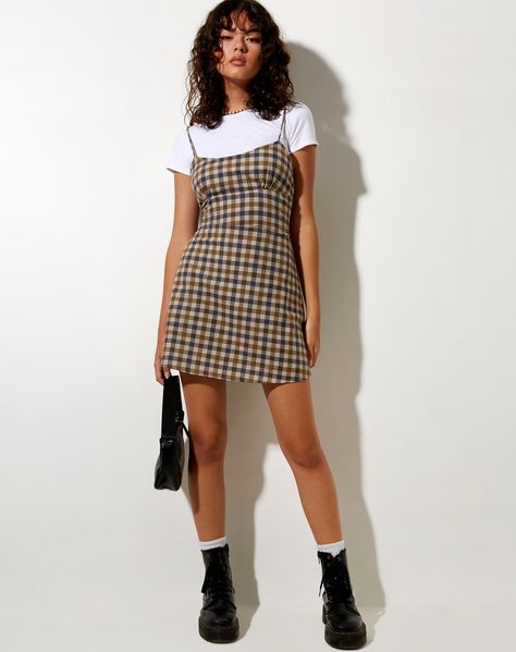 T Shirt Under Dress Outfits, Strap Dress With Shirt Under, T Shirt Under Dress, Shirt Under Dress Outfit, Checkered Dress Outfit, Dress With Tshirt, Dress With Shirt Underneath, Teenager Dress, Plaid Dress Outfit