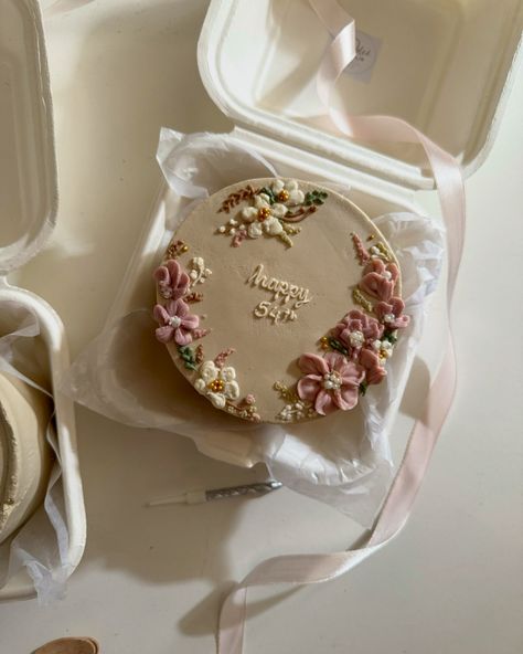 Floral cakes will always look pretty 🌸🤍 #cakeoftheday #cakestagram #cakesoffacebook #aesthetic #minicake #bentocakes #minimalism #floral #birthdaycake #cakeart #cakedecorating #fyp #followers #explorepage #viral #spreadlove #designercakes Aesthetic Smash Cake, Pastry Chocolate, Lavender Cake, Birthday Cake Design, Birthday Cake Decorating Ideas, Floral Cakes, Surprise Cake, Stunning Cakes, Crepe Cake