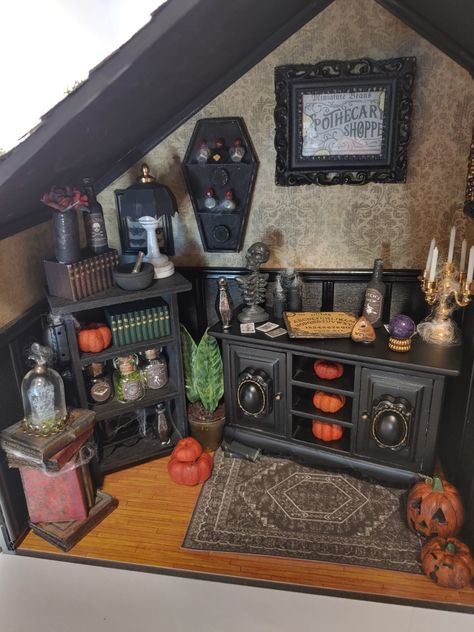 Halloween Haunted House Diy, Spooky Room, Halloween Diorama, Halloween Village Display, Haunted House Diy, Halloween Shadow Box, Dollhouse Halloween, Halloween Apothecary, Haunted Dollhouse