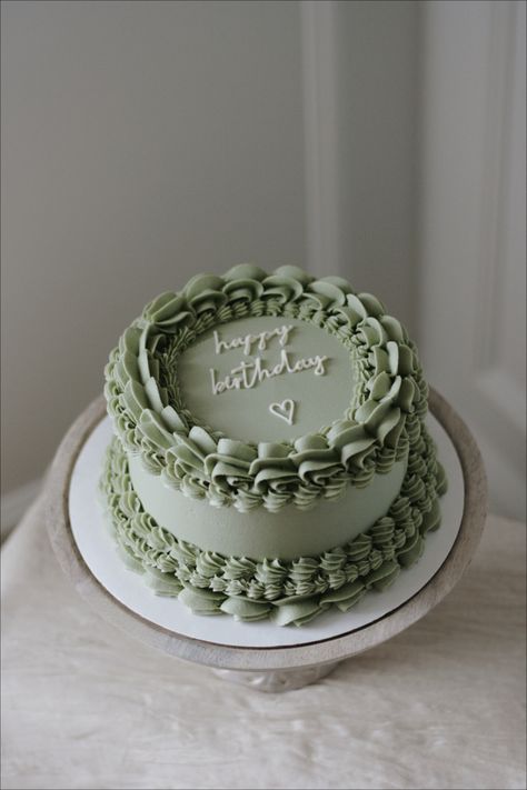 Birthday Cake Sage Green, Piped Birthday Cake, Green Birthday Cakes, Bolo Vintage, 14th Birthday Cakes, 15th Birthday Cakes, 17 Birthday Cake, Small Birthday Cakes, 18th Cake