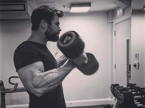 Hemsworth's trainer, Luke Zocchi, shares the workout that got Thor and The Hulk ready for Ragnarok 남성 근육, Big Biceps, Chris Hemsworth Thor, Biceps And Triceps, Biceps Workout, Fitness Bodybuilding, Muscle Fitness, Photos Ideas, Chris Hemsworth