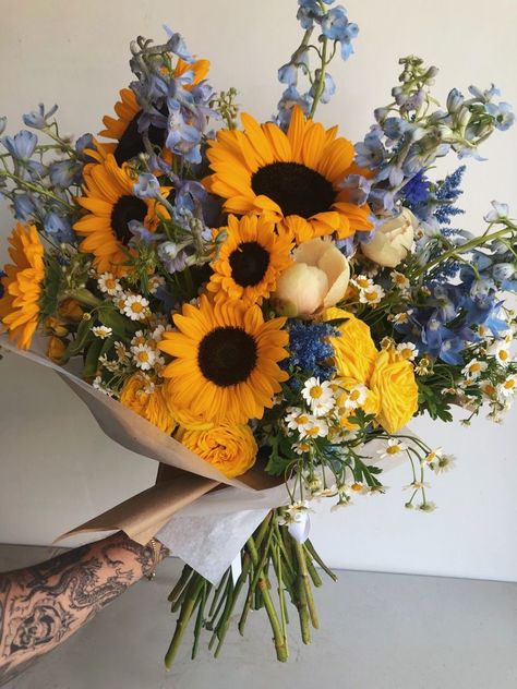 Sunflower Daisy Centerpieces, Sunflower Bouquet Arrangement, Sunflower And Rose Arrangements, Flower Arrangement With Sunflowers, Roses Sunflower Bouquet, Spring Wedding Sunflowers, Floral Arrangements With Sunflowers, Sunflower Bouquet Vase, Flower Arrangements Sunflowers