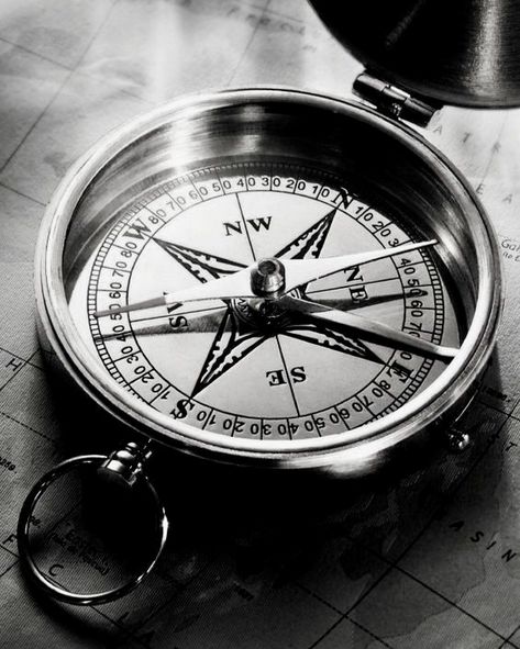 Compass And Map Tattoo, Compass Clock, Compass Tattoo Design, Vintage Compass, Map Compass, Map Tattoos, Tattoo Zeichnungen, Nautical Tattoo, Nautical Compass