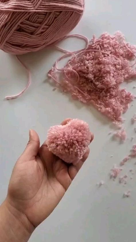 DIY Heart Yarn Pom Pom | Pinterest Simpul Makrame, Diy Heart, Diy Pom Pom, Diy Yarn Crafts, Yarn Pom Pom, Pom Pom Crafts, Seni Dan Kraf, Pinterest Diy, Heart Crafts