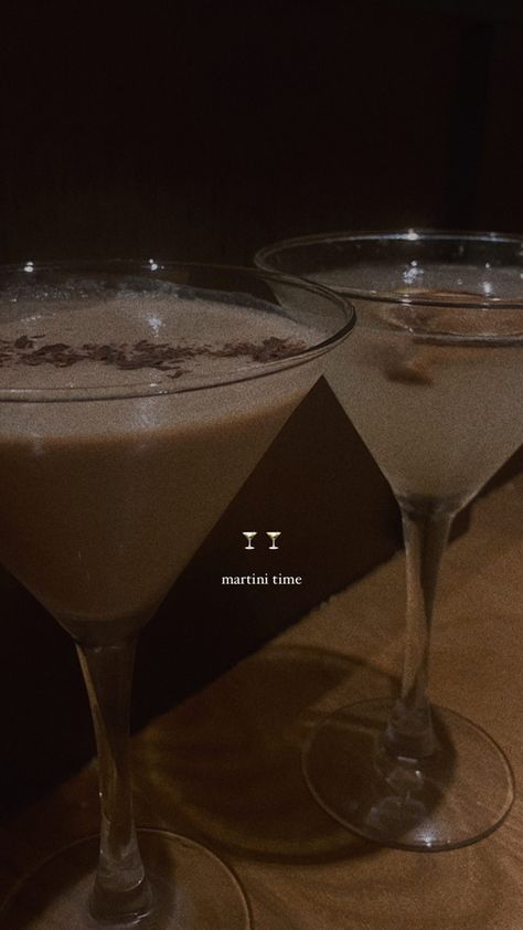 Bar Aesthetic Instagram Story, Martini Bar Aesthetic, Chocolate Martini Aesthetic, Espresso Martini Instagram Story, Drink Story Instagram Ideas, Drink Pictures Aesthetic, Martini Aesthetic Wallpaper, Foods Aesthetic Night, Night Drinks Instagram Story