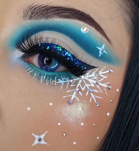 Elsa Eye Makeup, Frozen Make Up, Winter Wonderland Eye Makeup, Snowflake Makeup Simple, Snow Eye Makeup, Snow Flake Makeup Look, Elsa Makeup For Kids, Winter Wonderland Makeup Looks, Snowflake Makeup Looks