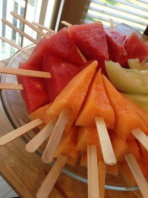 Fruit Appetizers For Party Finger Foods, Fruit On A Stick, Sommer Mad, Fruit Sticks, Graduation Party Foods, Fruit Party, Salad Ideas, Snacks Für Party, Deilig Mat