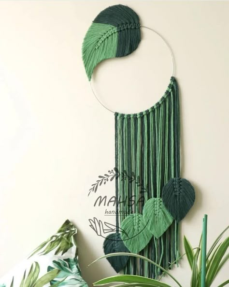 Stick Macrame Wall Hanging, Unique Macrame Ideas Diy, Tropical Macrame, Diy Boho Wall Hanging, Simpul Makrame, Pola Macrame, Macrame Wall Hanging Tutorial, Yarn Ideas, Boho Crafts Diy