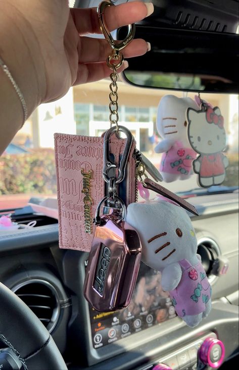 Hello kitty pink keychain jeep juicy couture Hello Kitty Cat Accessories, Hello Kitty Car Keys, Pink Car Keys Aesthetic, Car Decorations Interior Hello Kitty, Pink Everything Girly, Pink Keychain Ideas, Hello Kitty Stuff Aesthetic, Aesthetic Car Keychain, Juicy Couture Keychain