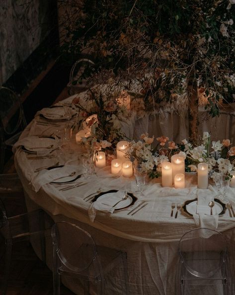 Wedding Planner & Stylist on Instagram: "Round tables with a difference ✨ 📷 @magdalenagorskaphotography" Circular Table Setting, Curved Table Wedding, Round Table Styling Wedding, Round Table Dinner Party, Circular Wedding Table, Modern Wedding Table Settings, Circle Wedding Table, Round Table Decor Wedding, Zodiac Wedding