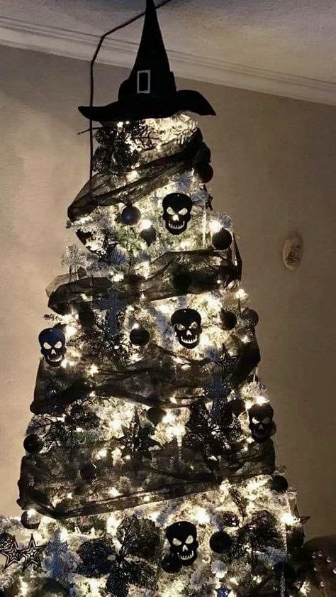 Halloween Black Christmas Tree Ideas, Goth Christmas Trees, Black Christmas Tree Halloween, Halloween Christmas Tree Decorations, Scary Christmas Tree, Halloween Xmas Tree Decorations, Gothic Xmas Tree, Black Christmas Tree Ideas Decorating, Gothic Christmas Tree Ideas