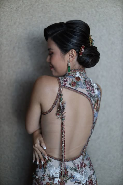 Back details #qipao #shanghai Chinese Dresses Modern, Chinese Wedding Qipao, Chinese Gown Modern, Cheongsam Inspired Dress, Modern Qipao Outfit, Teapai Dress, Qi Pao Modern, Qipao Dress Modern Chinese Style, Chinese Qipao Modern