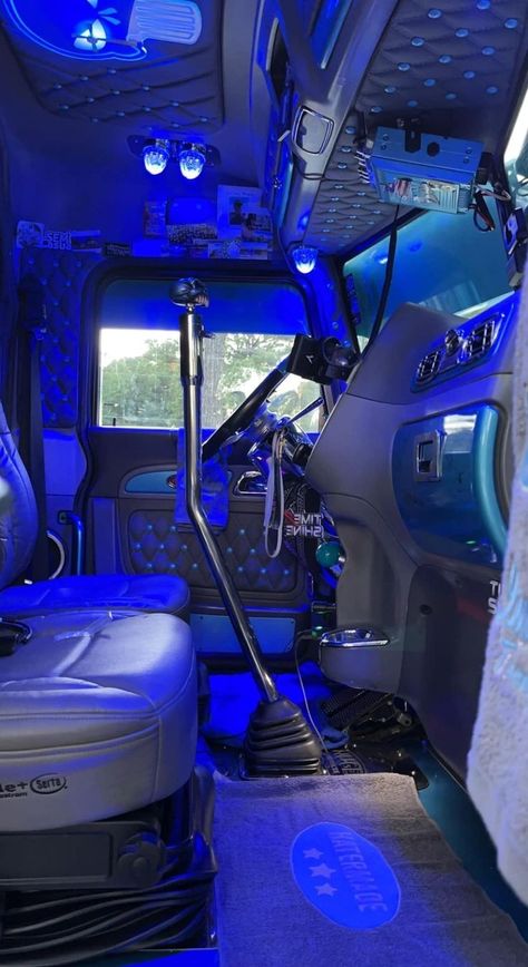 Semi Trucks Interior Custom Big Rigs, Rc Construction Equipment, Truck Interior Accessories, Semi Trucks Interior, Trucks For Sell, Truck Living, Peterbilt 359, Big Toys, Freightliner Trucks