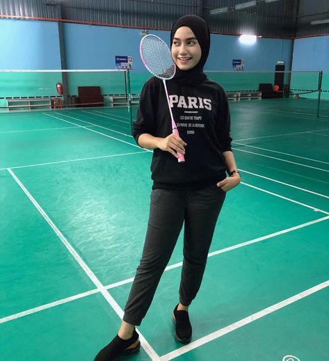 Image may contain: 1 person, playing a sport Badminton Outfit Women Aesthetic, Ootd Badminton Hijab, Badminton Outfit Women Hijab, Outfit Badminton Hijab, Ootd Badminton, Ootd Jogging, Outfit Badminton, Badminton Outfit Women, Ootd Sporty