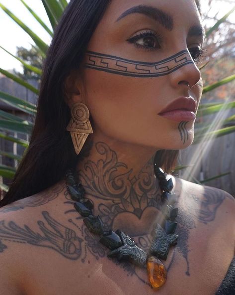 4,324 Likes, 44 Comments - 🇲🇽CHICANO CULTURE WORLDWIDE🇲🇽 (@chicano.culture.worldwide) on Instagram: “Posted @withregram • @sarah.cabrera.studio Uno mas, while I think about what to put on my face…” Sarah Cabrera, Warrior Makeup, Blend Contour, I Am Magic, Face Tattoos For Women, American Makeup, Festival Make Up, Contour Powder, Native Tattoos