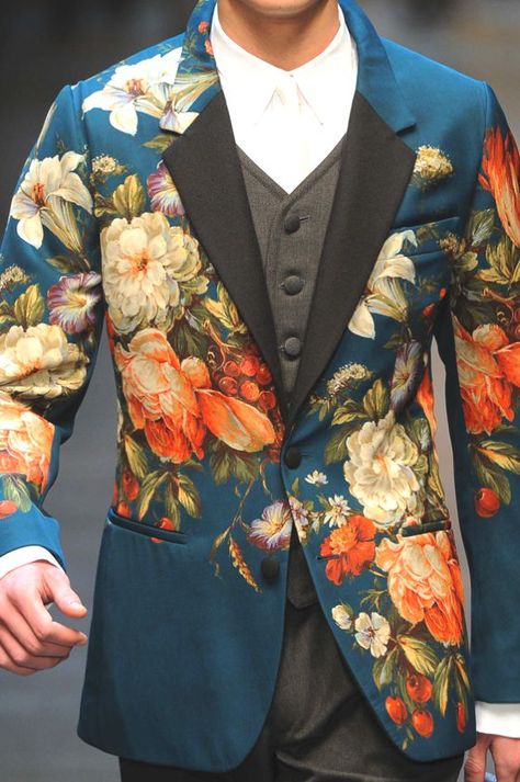 I have never been much for floral patterns -- too feminine however this jacket from Dolce & Gabbana is SO AWESOME! via Pattern Prints Journal Floral Suit, Fashion Milan, Mode Prints, Mode Shoes, Retro Mode, Fashion Gallery, Prince Charming, Blue Suit, Looks Style