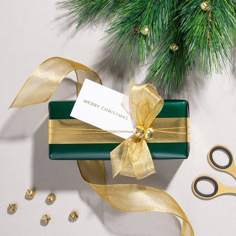 Green And Gold Christmas Wrapping, Gold Christmas Wrapping, Metallic Wrapping Paper, Green Christmas Tree Decorations, Gold Foil Christmas, Cupcake Packaging, Gold Wrapping Paper, Metallic Christmas, Christmas Products