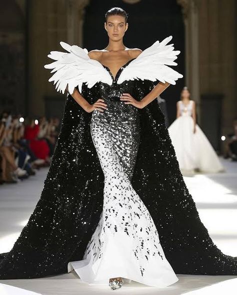 Fashion 1920s, Fashion Show Themes, Glamorous Gowns, Haute Couture Looks, Clothes Art, Crystal Dress, Fairytale Fashion, Fantasy Dresses, Birds Of A Feather