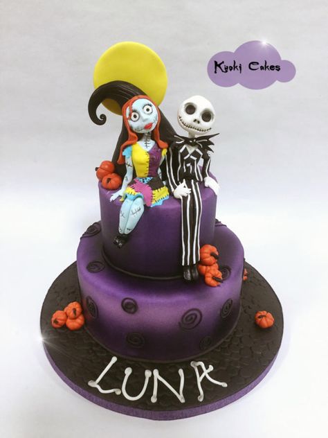 Jack and Sally  by Donatella Bussacchetti Kue Disney, Jack Skellington Cake, Nightmare Before Christmas Cake, Super Torte, Charm City Cakes, Halloween Torte, Torte Creative, Topsy Turvy Cake, Nightmare Before Christmas Wedding