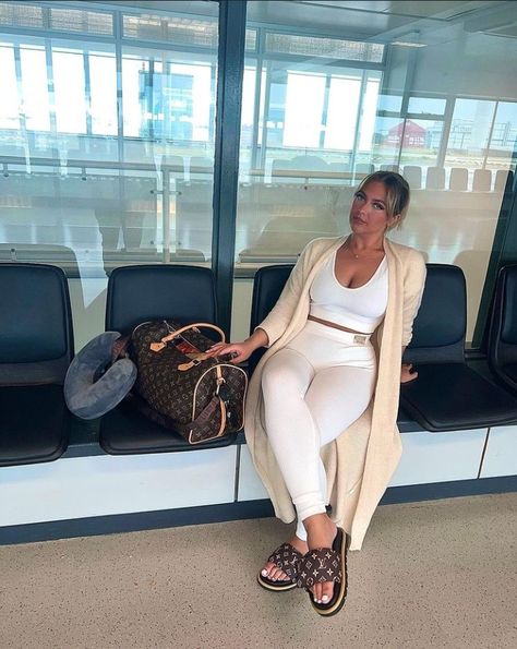 White travel outfit with slides Off White Slides Outfit, Denim Slides Outfit, Lv Sandals Outfit, White Slides Outfit, Slides With Socks Outfit, Sliders Outfit, Outfits With Slides, Slides With Socks, Gucci Slides Women