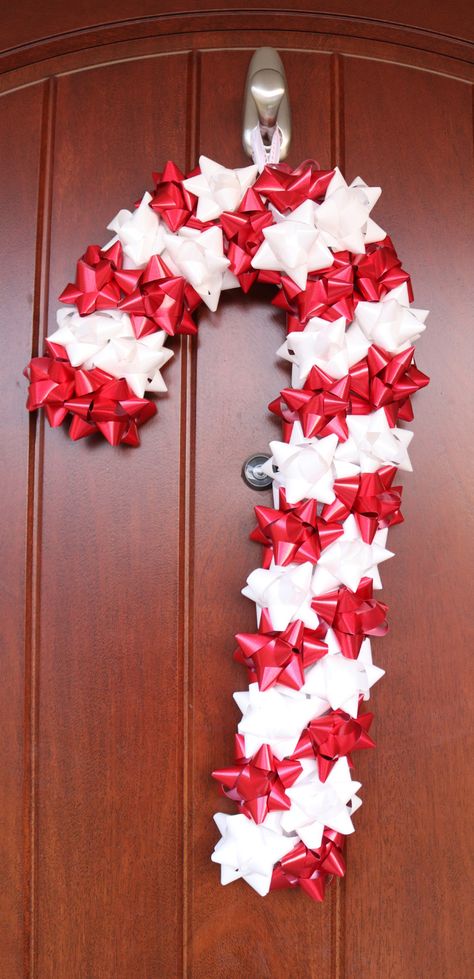 Diy Candy Cane Wreath, Diy Candy Cane, Cheap Candy, Christmas Gift Bow, Diy Christmas Wreath, Christmas Creative, Christmas Wreaths Diy Easy, Candy Cane Wreath, Easy Christmas Decorations