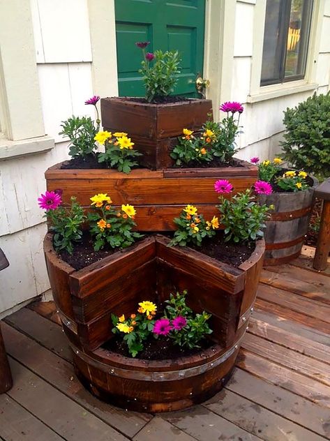 Old wine barrel big flower planter #diy #winebarrel #flowerplanter #repurpose #decorhomeideas Wine Barrel Garden, Wine Barrel Fire Pit, Wine Barrel Planter, Pallet Planter Box, Barrel Ideas, Barrel Projects, Tiered Planter, Wine Barrel Furniture, Pallet Planter